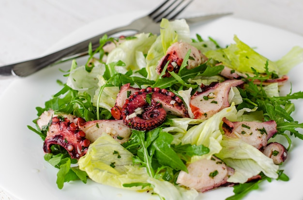 Insalata di polpo sul piatto bianco