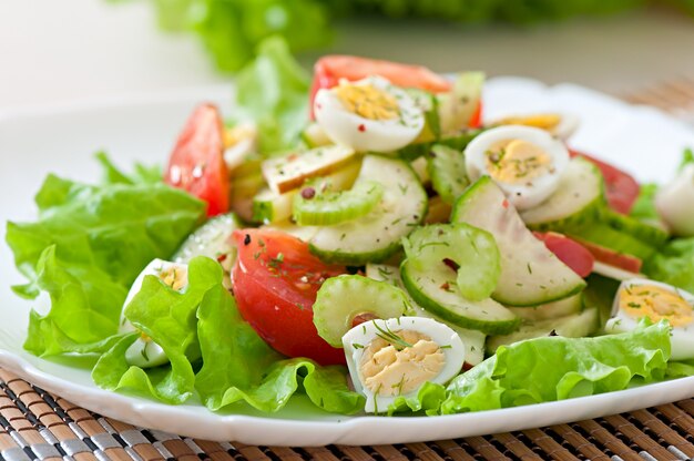 Insalata di pomodori, cetrioli e uova di quaglia