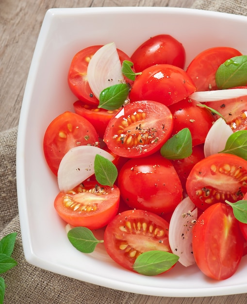 insalata di pomodori ciliegia con basilico, pepe nero e cipolla