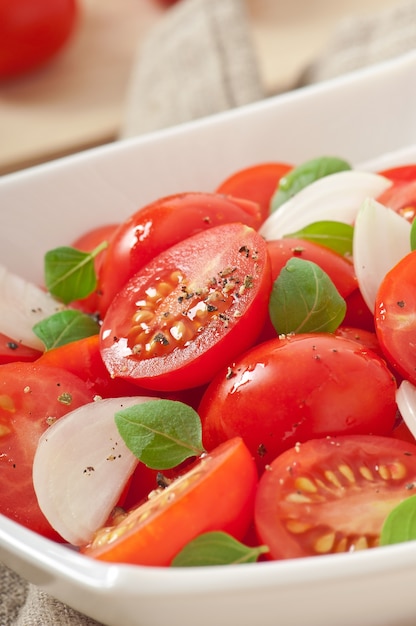 insalata di pomodori ciliegia con basilico, pepe nero e cipolla