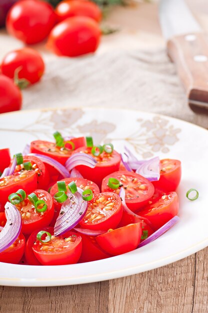 Insalata di pomodori ciliegia con pepe nero e cipolla