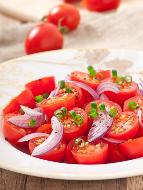 insalata di pomodori ciliegia con pepe nero e cipolla