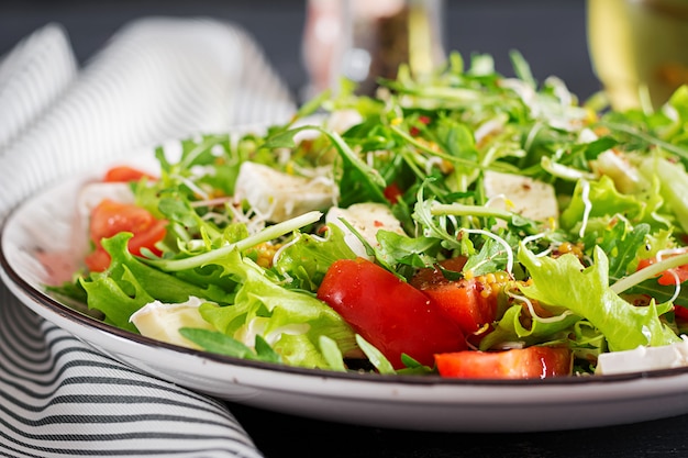 Insalata di pomodori con micro verdure miste e formaggio camembert.