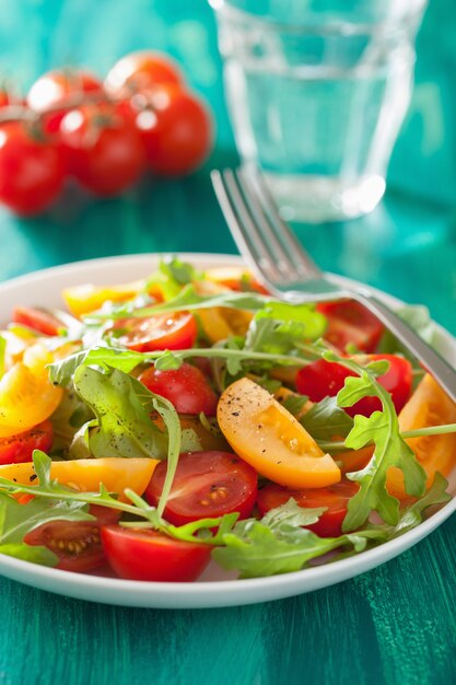 Insalata di pomodori con rucola su sfondo verde