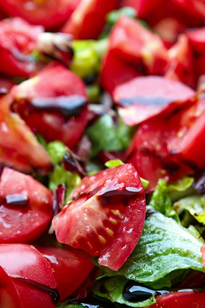 Insalata di pomodori con salsa.