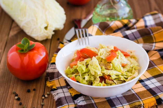 Insalata di pomodori e cavolo di Pechino con olio vegetale