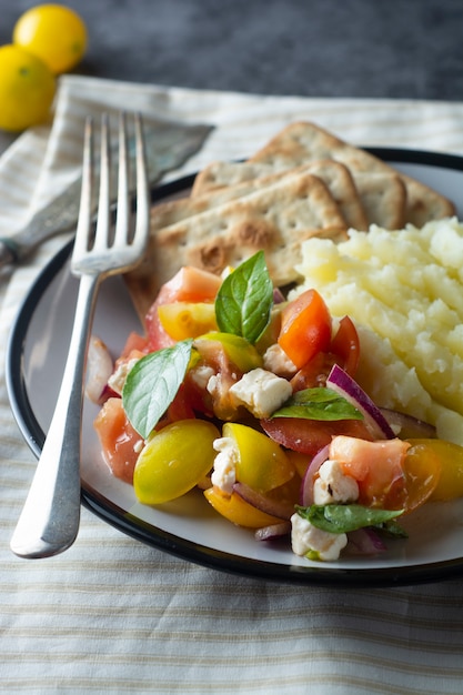 Insalata di pomodori e purè di patate in un piatto