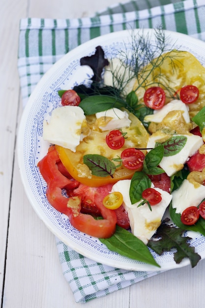 Insalata di pomodori freschi con formaggio di capra