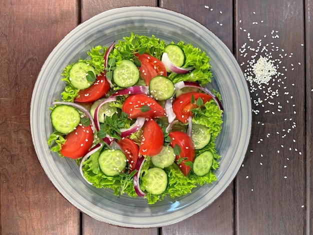 Insalata di pomodori freschi e cetrioli in una ciotola