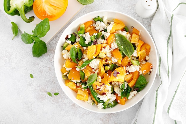 Insalata di pomodori gialli con ricotta di paprika verde e basilico Dieta sana Vista dall'alto