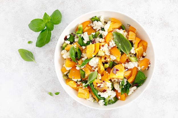 Insalata di pomodori gialli con ricotta di paprika verde e basilico Dieta sana Vista dall'alto