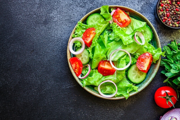 insalata di pomodori sani, cetrioli, foglie di altri mix