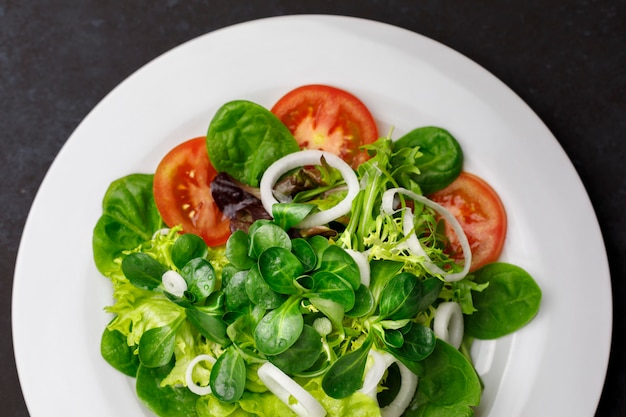 Insalata di pomodoro, cipolla, lattuga, canone e bietola