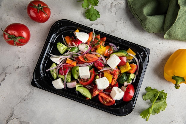 Insalata di pomodoro e frutta su sfondo bianco Insalata verde con insalata di pomodori e verdure fresche