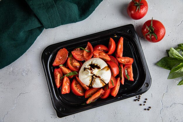 Insalata di pomodoro e frutta su sfondo bianco Insalata verde con insalata di pomodori e verdure fresche