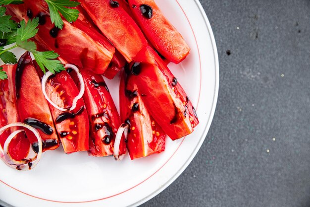 insalata di pomodoro fresca deliziosa sana alimentazione cucina antipasto pasto cibo spuntino sul tavolo copia spazio cibo sfondo rustica vista dall'alto keto o paleo dieta vegetariana cibo vegano