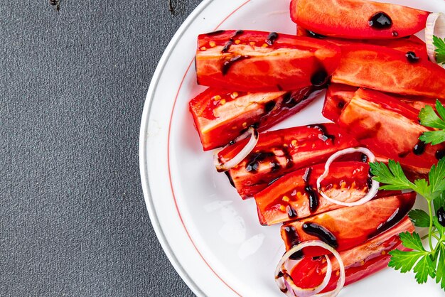 insalata di pomodoro fresco delizioso mangiare sano cucinare aperitivo pasto cibo spuntino sul tavolo copia spac