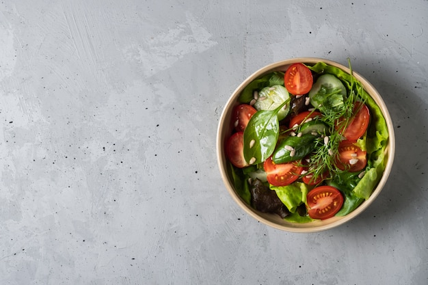 Insalata di pomodoro fresco, spinaci, finocchi, lattuga