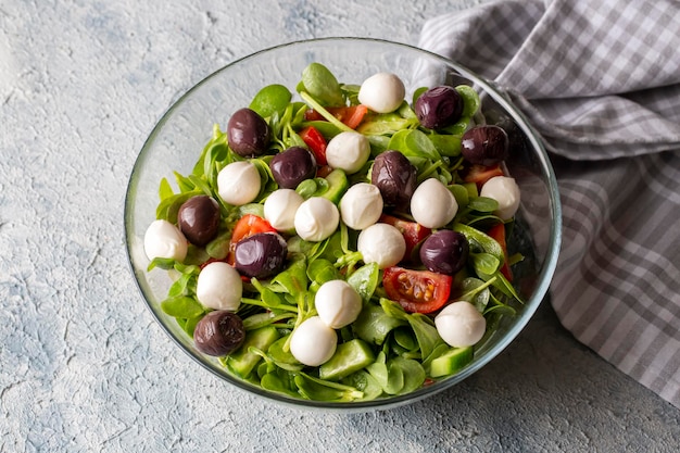 Insalata di porcellana con sfere di formaggio e olive all'interno Insalata di dieta sana