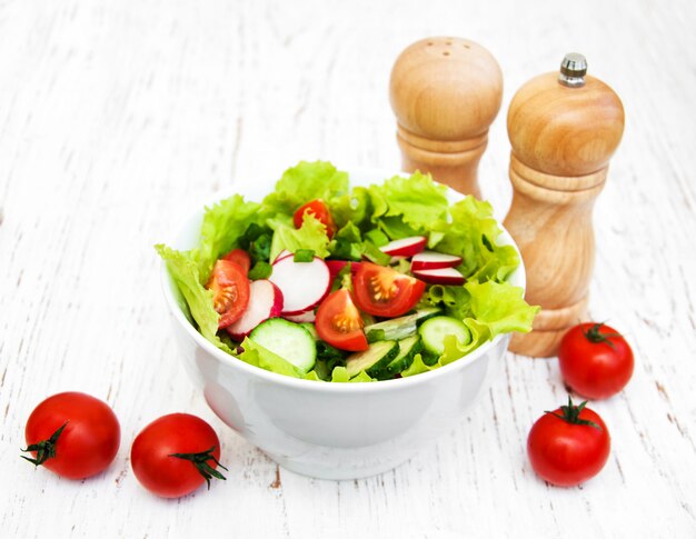 Insalata di primavera con cetrioli e ravanelli