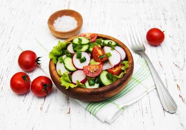 Insalata di primavera con pomodoro, cetrioli e ravanello