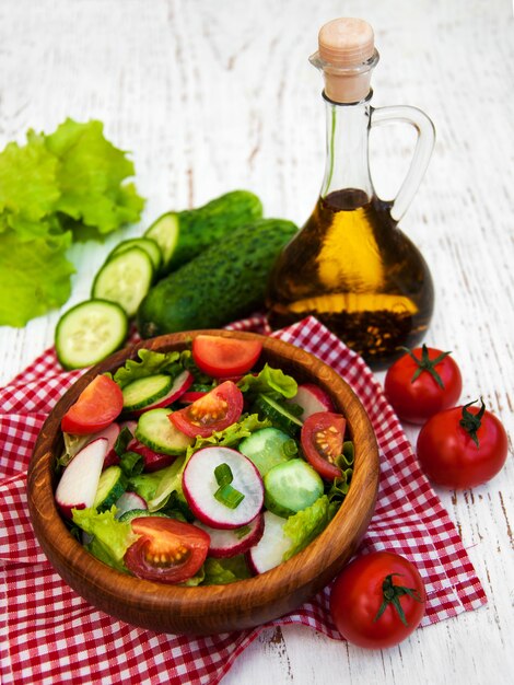 Insalata di primavera con pomodoro, cetrioli e ravanello