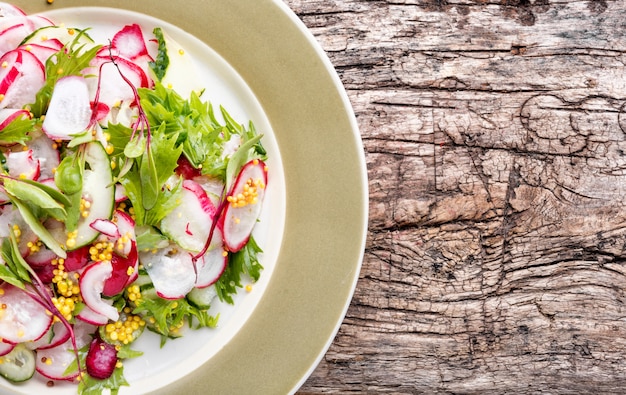 Insalata di primavera con ravanelli