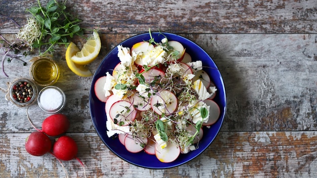 Insalata di primavera con ravanello e microgreens.