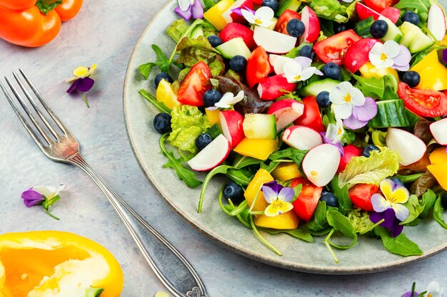 Insalata di primavera con verdure e fiori