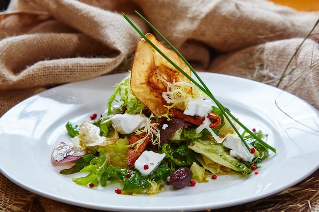 Insalata di primavera fresca con cipolla rossa di formaggio feta in una ciotola bianca