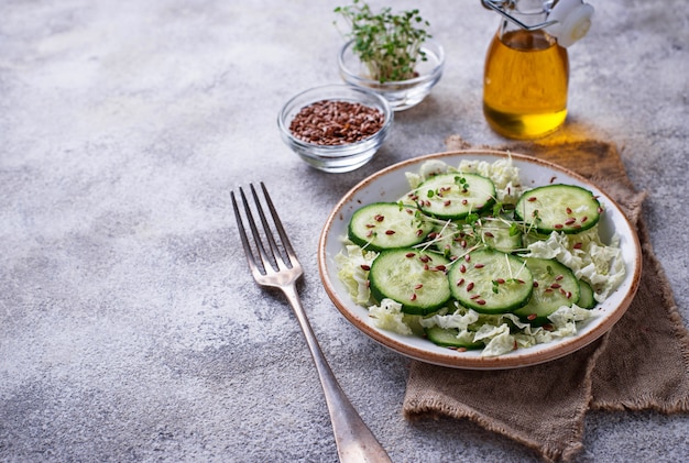 Insalata di primavera sana con cetrioli, semi di lino e crescione