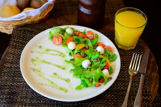 Insalata di quaglie con lattuga e pomodori su un piatto