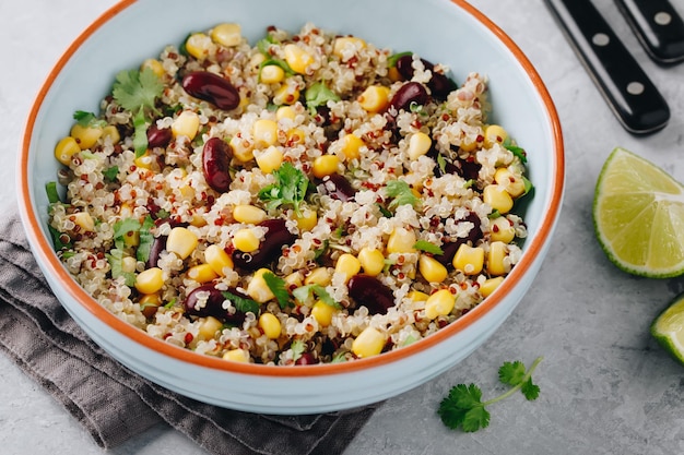 Insalata di quinoa con fagioli neri di mais dolce e coriandolo Condimento al lime