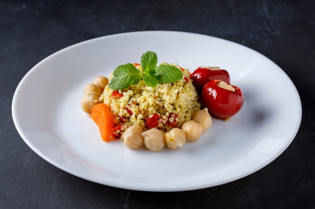 Insalata di quinoa con peperoni ripieni