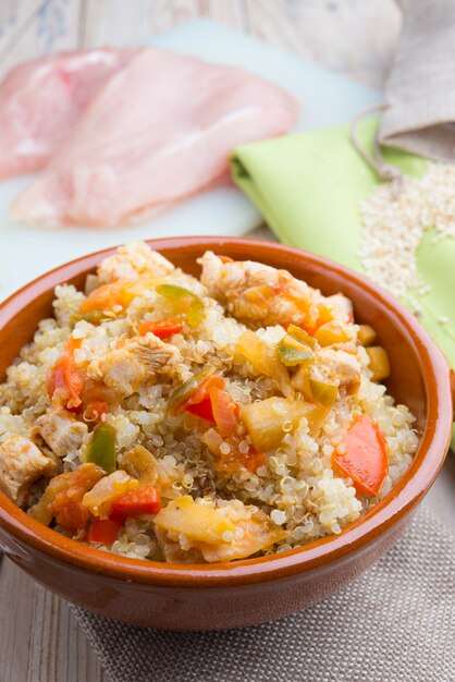 Insalata di quinoa con verdure. Concetto di supercibi