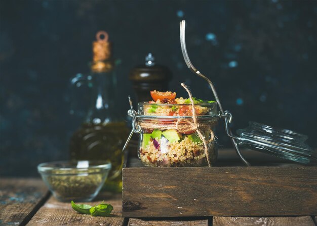 Insalata di quinoa fatta in casa sana con pomodori secchi avocado basilico