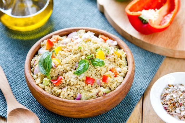 Insalata di quinoa in una ciotola di legno