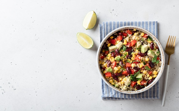 Insalata di quinoa, mais, fagioli e avocado