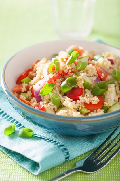 Insalata di quinoa sana con erba cipollina cipolla cetriolo pomodoro