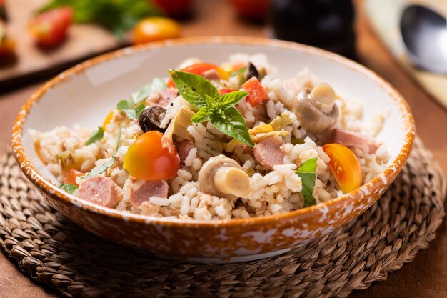 Insalata di riso in una ciotola sul tavolo boscoso da vicino