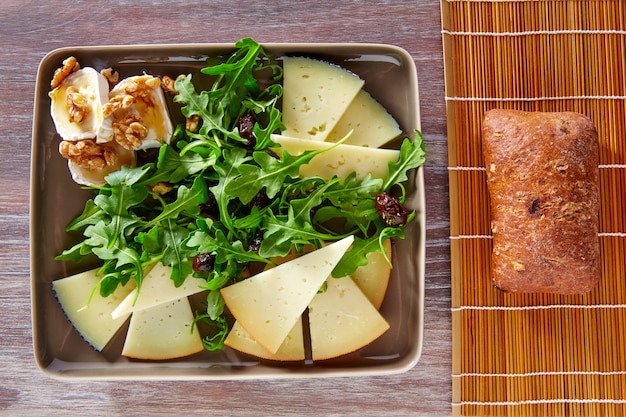 Insalata di rucola con miele e noci di formaggio di capra