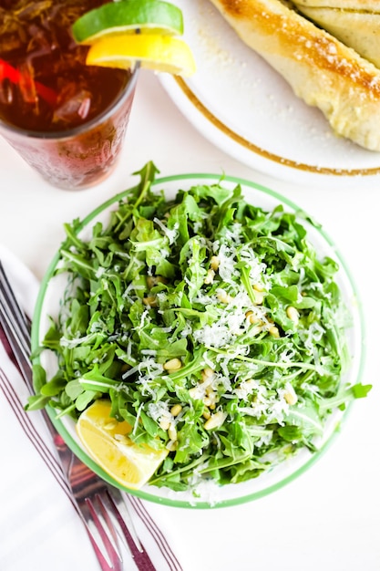 Insalata di rucola con pinoli sul piatto in un ristorante italiano.