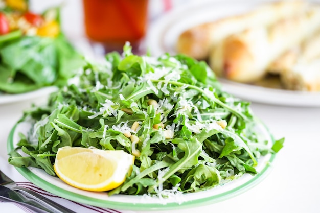 Insalata di rucola con pinoli sul piatto in un ristorante italiano.