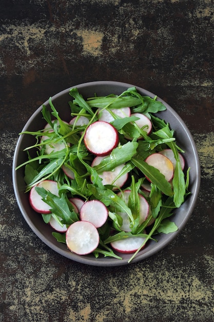 Insalata di rucola di ravanello sana fresca. Insalata dietetica con ravanello. Dieta cruda.