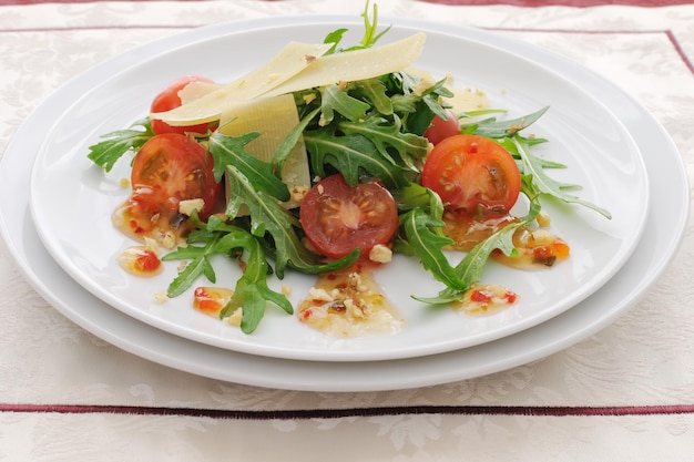 Insalata di rucola e pomodorini con salsa di parmigiano