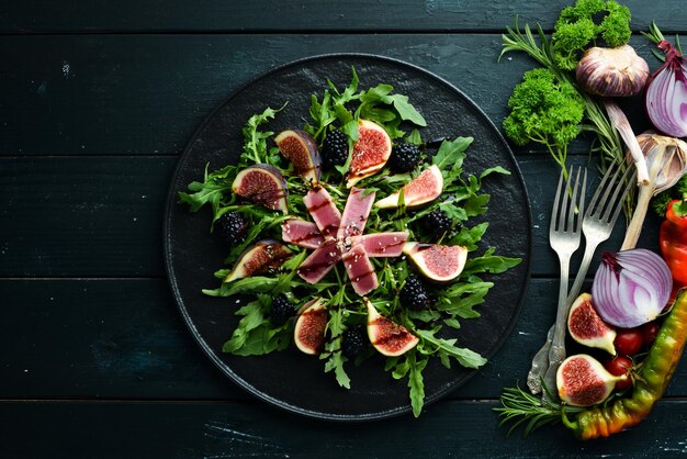 Insalata di rucola filetto di tonno e fichi con bacche di mora Menu Spazio libero per la copia Vista dall'alto