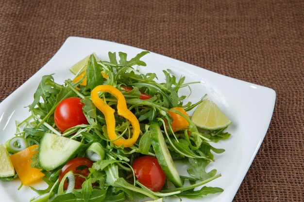 Insalata di rucola sul piatto bianco