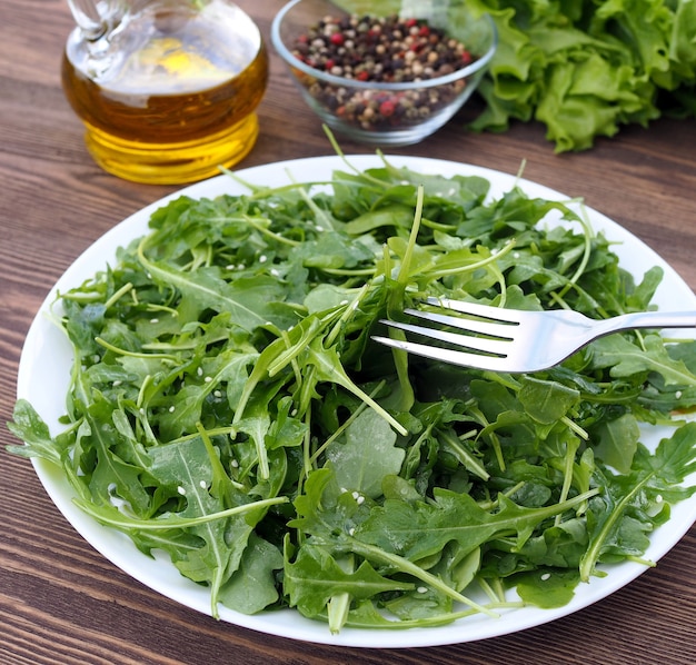 Insalata di rucola verde chiaro primaverile con olio d'oliva