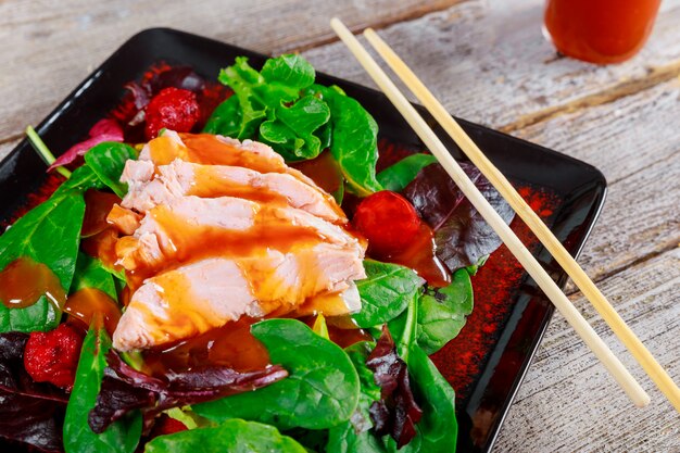 Insalata di salmone affumicato, cibo sano