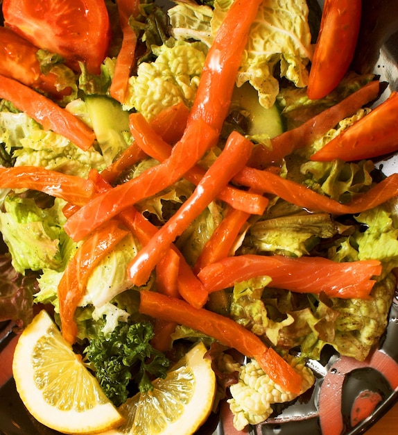 Insalata di salmone affumicato con tonno e gamberi